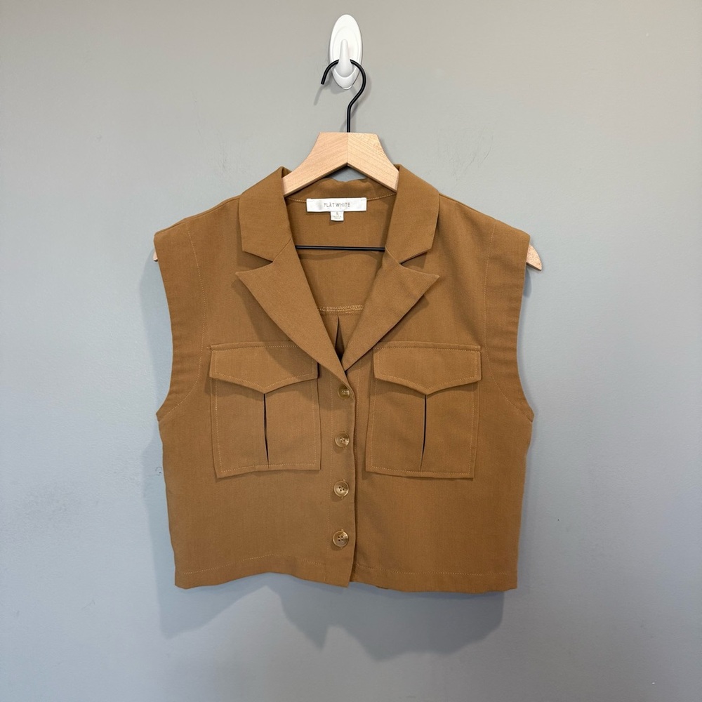 Flat White Cropped Sleeveless Button-Front Utility‎ Vest - Camel Size Small